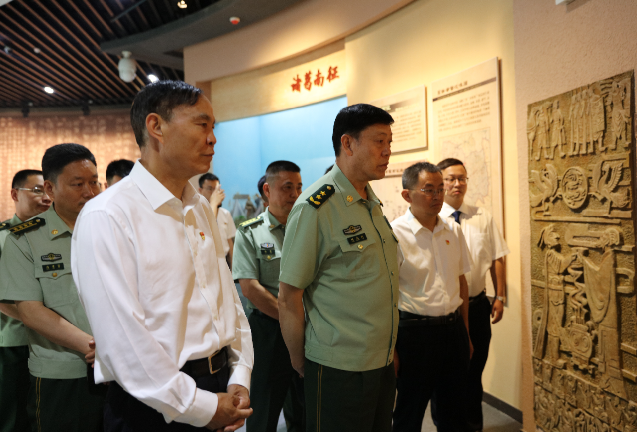 武警部队中将副司令员杨光跃莅临曲靖市博物馆参观