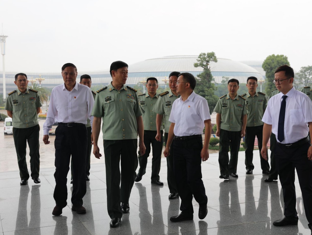 武警部队中将副司令员杨光跃莅临曲靖市博物馆参观