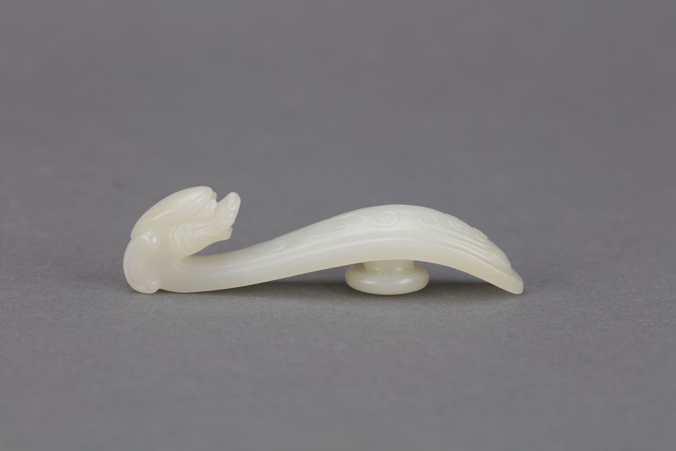 青白玉龙首带钩