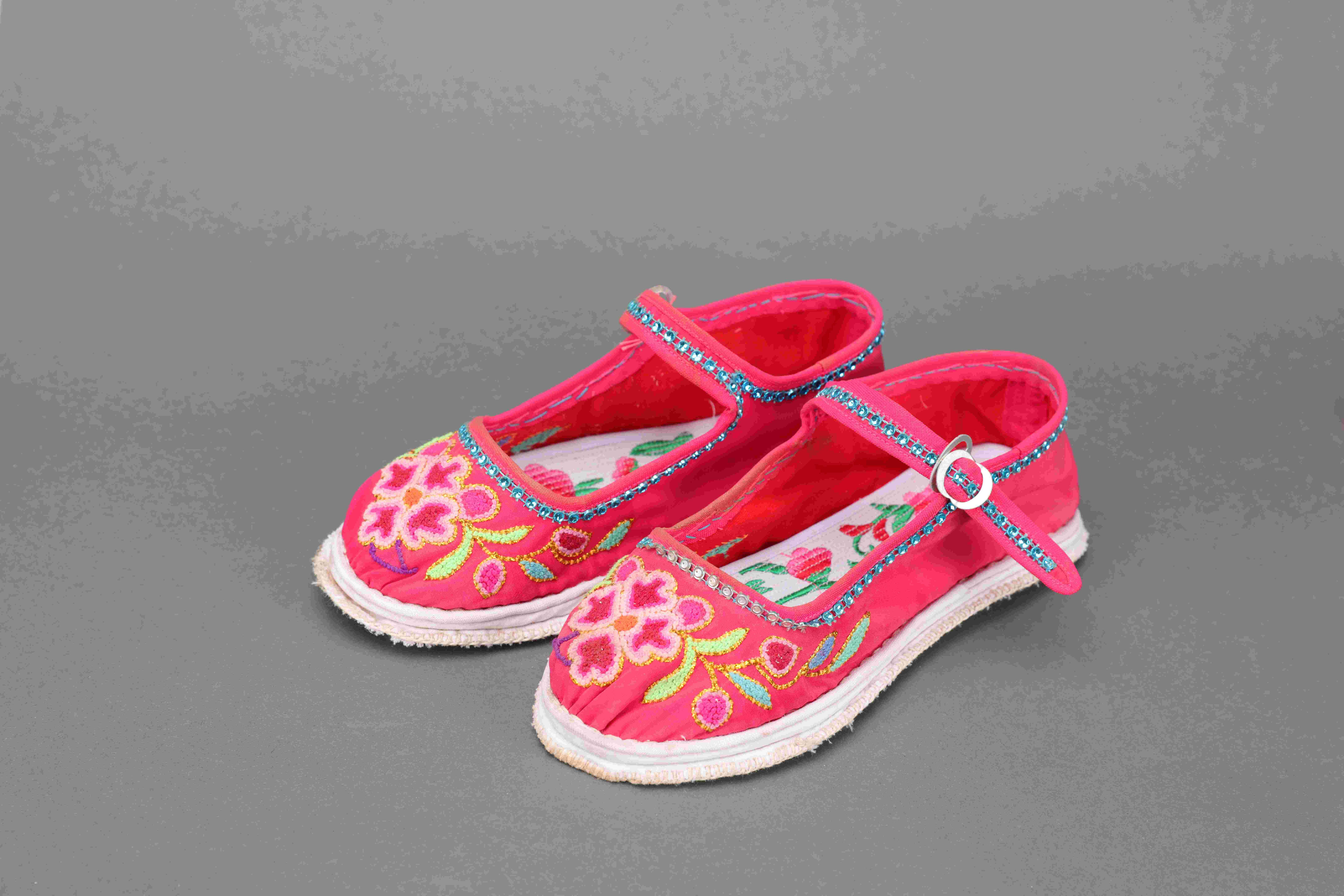 彝族阿乌女装鞋子