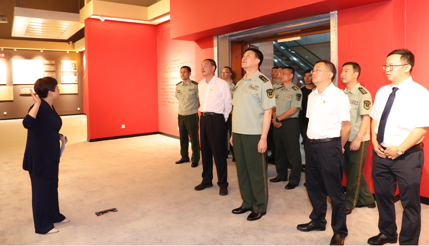 武警部队中将副司令员杨光跃莅临曲靖市博物馆参观